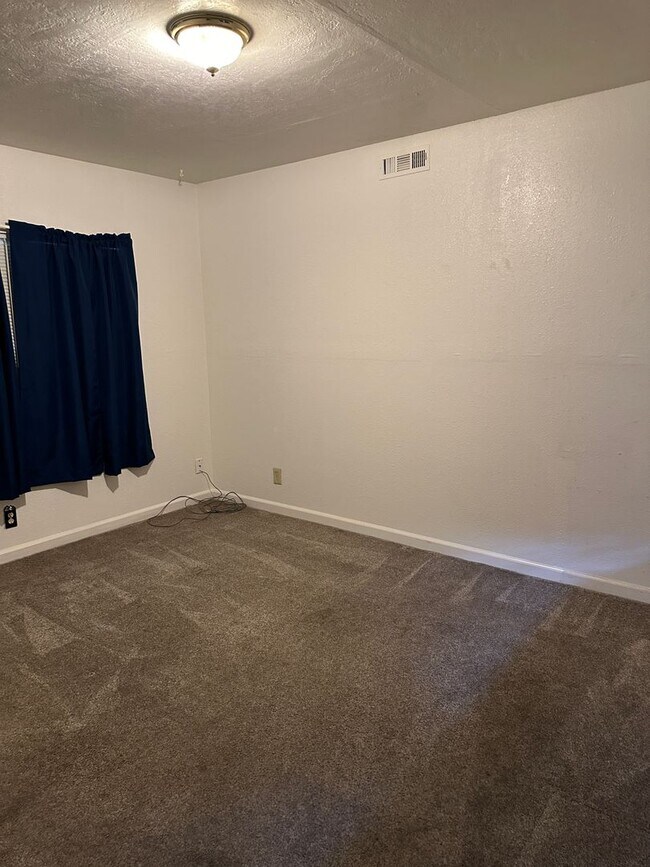 Building Photo - Charming 2 bedroom, 1 bathroom duplex in S...