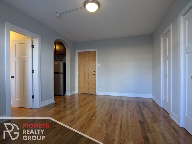 Building Photo - 560 W Arlington Pl