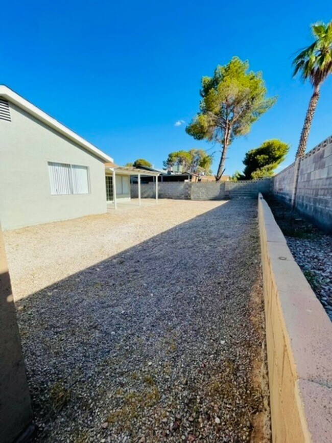 Building Photo - WONDERFUL 4 BEDROOM, SINGLE STORY HOME NEA...