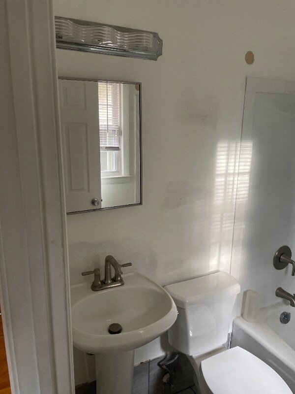 Foto del edificio - 58 Rosewood Ave