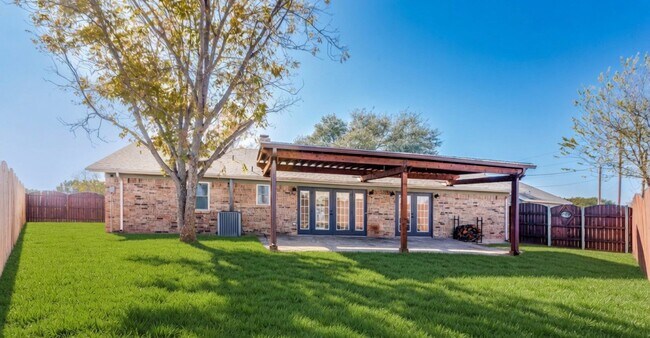 Building Photo - 1024 W Apache Trail