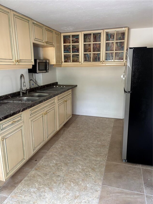 Building Photo - 198 Tropical Ave