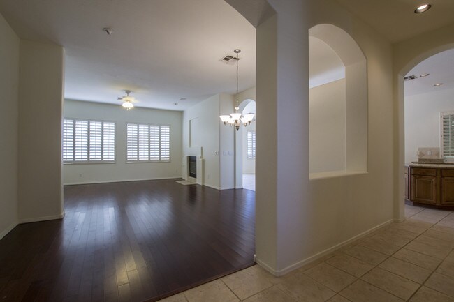 Building Photo - 1302 W Deer Creek Rd