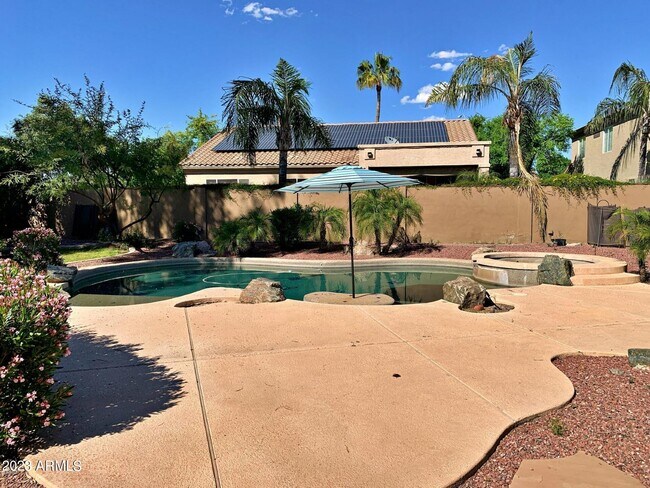Building Photo - 3810 S Thistle Dr