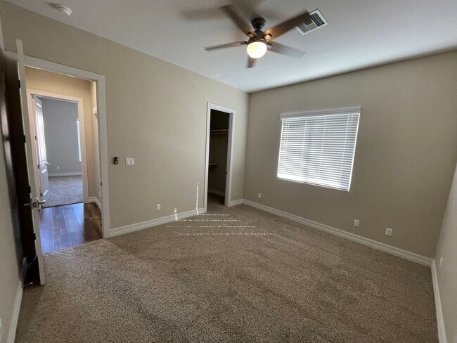 Building Photo - IMMACULATE RAVINES HOME!