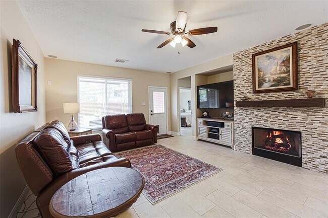 Foto del edificio - 3034 Glenthorpe Ln