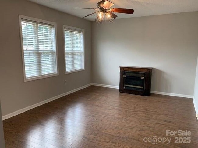 Building Photo - Move-In Ready 3BR/2BA with New Appliances ...