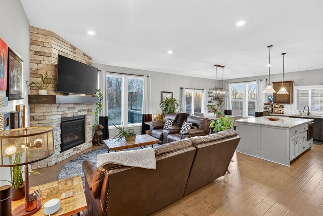 Foto del edificio - 4 Bed 3 Bath Home | Finished Basement, 2nd Kitchen, Private Backyard | Lee’s Summit