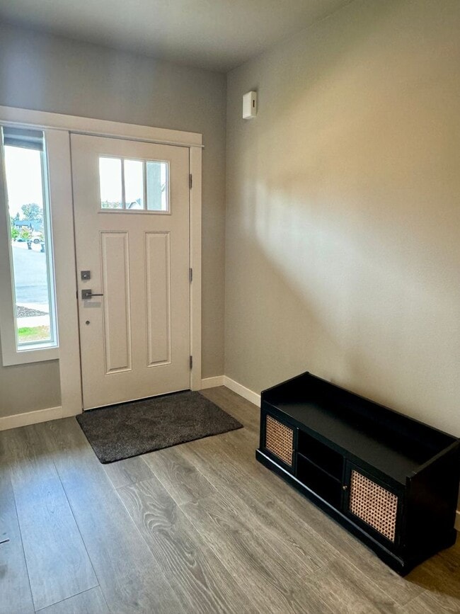 Building Photo - Fully Furnished 3 Bed/2 Bathroom Home-2042...