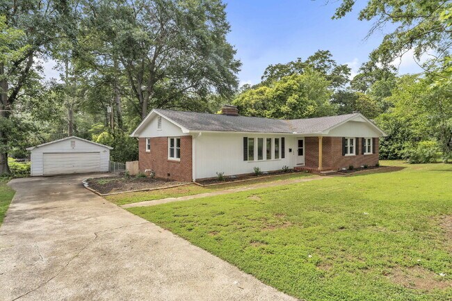 Building Photo - "Charming 3-Bedroom Spartanburg Retreat wi...