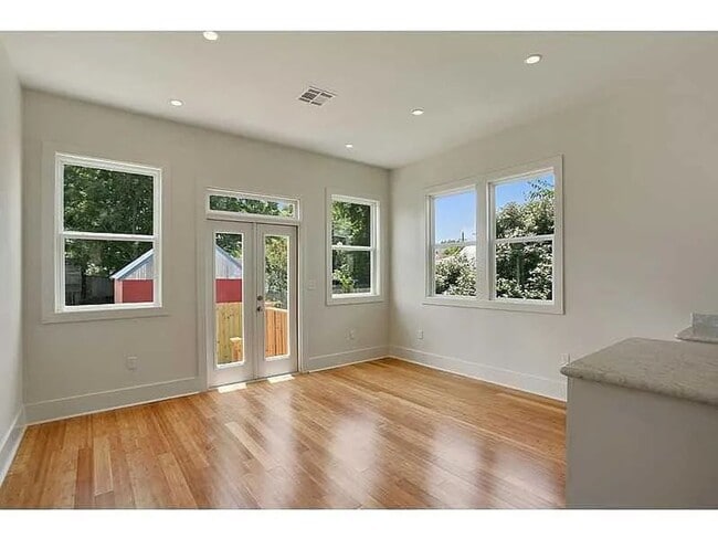 Foto del edificio - Newly Updated 2BD/2BA Near Oak St