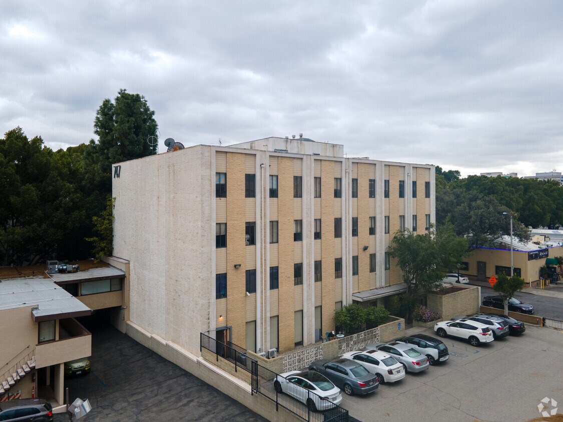Building Photo - Oak Knoll Condominiums