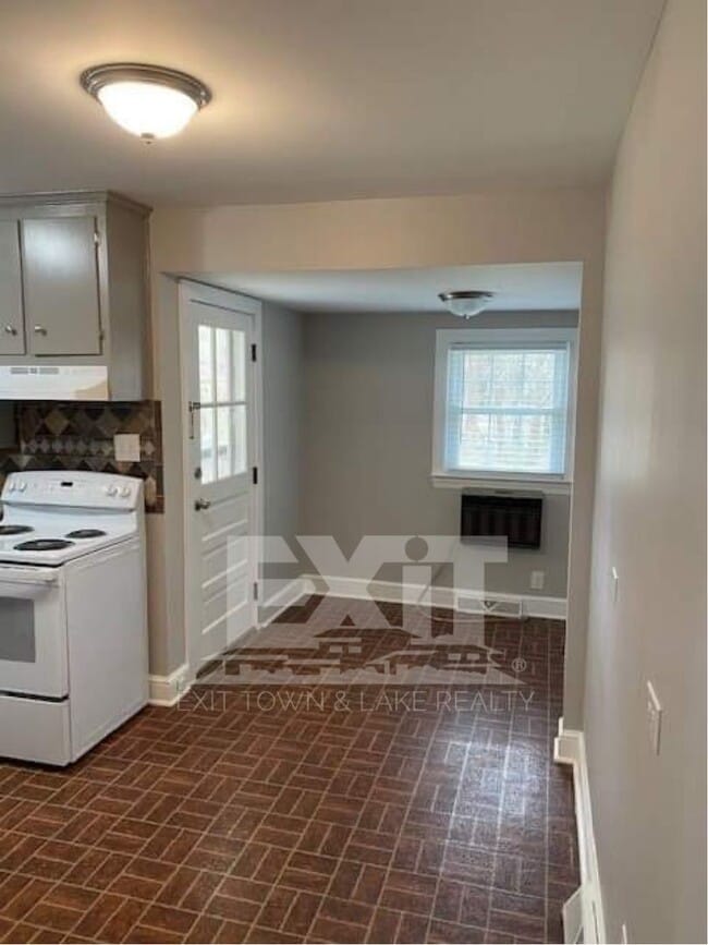 Building Photo - Close to Shopping, Hospital, Schools, Rest...