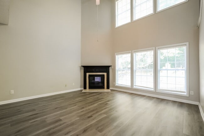 Building Photo - 6739 Island Pointe Dr