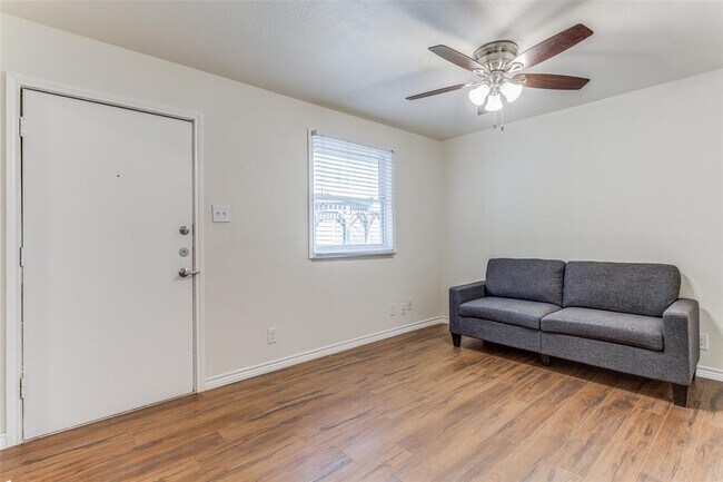 Foto del edificio - 2401 Manor Rd