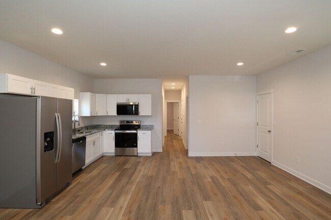 Foto del edificio - 3 Bedroom Downstairs Unit Near Eastside Duplex!