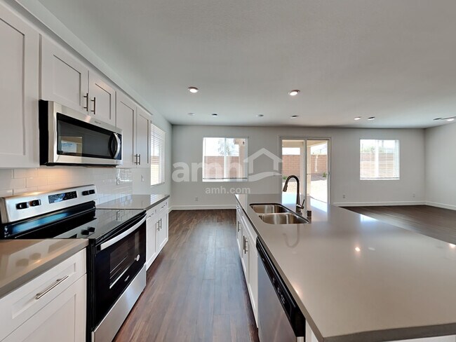 Foto del edificio - 8811 Tiger Tooth Ave