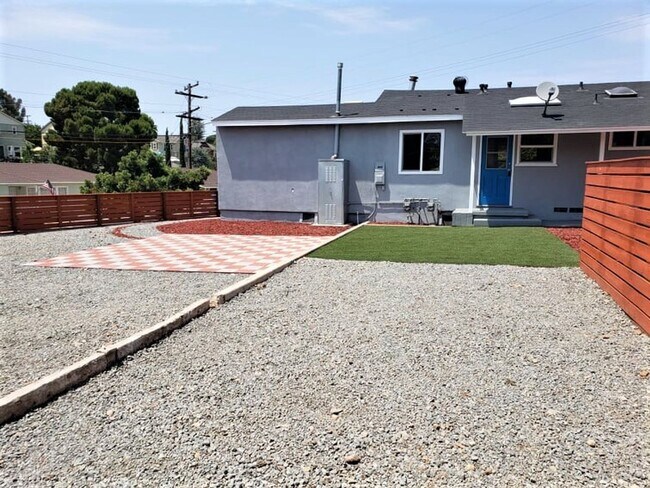 Building Photo - BERKELEY DRIVE DUPLEX