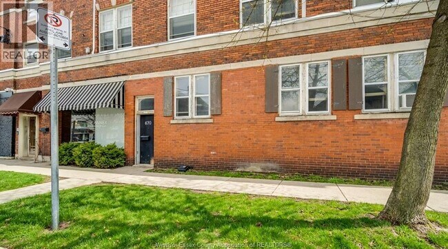 Photo du bâtiment - 1701 Wyandotte St E