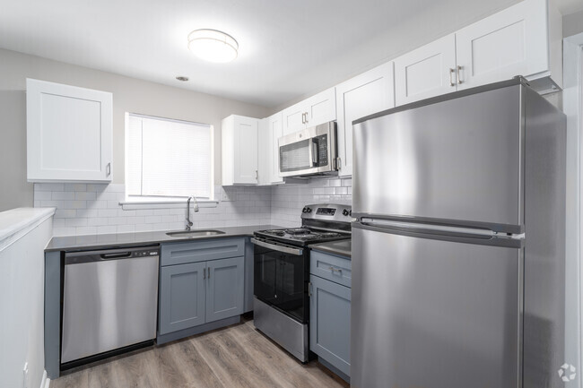 1BR, 1BA - 639SF Kitchen - Rolling Green