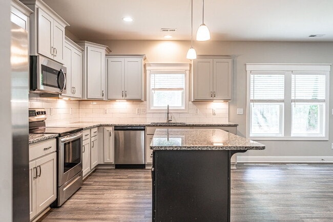 Building Photo - 643 Lilac Ln