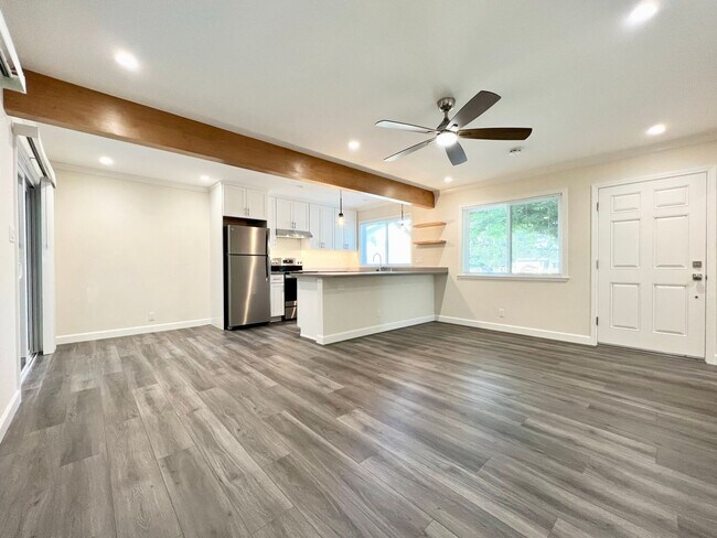 Building Photo - NEWLY REMODELED 2-BED / 2-BATH DUPLEX in P...