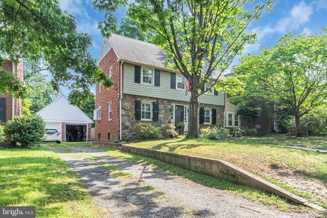 Building Photo - 807 Hillwood Ave