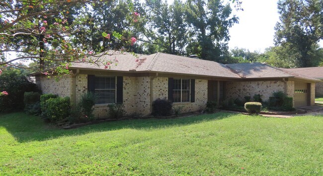 Building Photo - Gorgeous 3 Bedroom Home w/Workshop in Tyler!