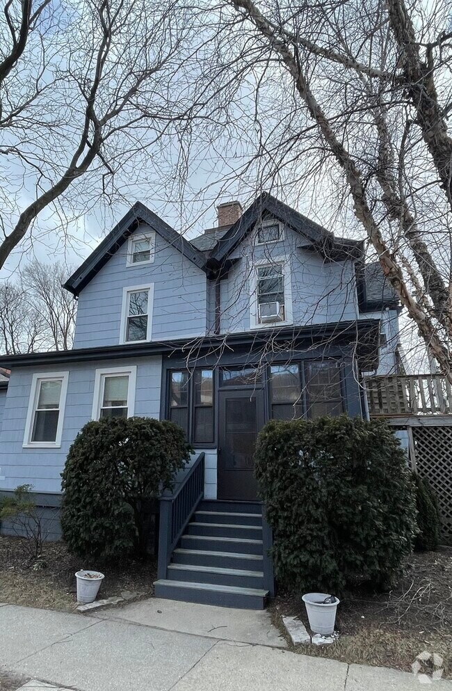 Building Photo - 910 Lake St
