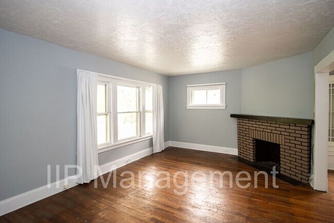 Building Photo - Gorgeous 2 Bedroom Up Unit in Lakewood!