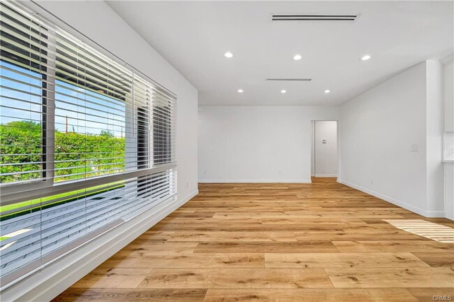 Foto del edificio - 6350 Woodlake Ave