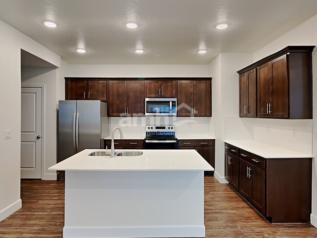Building Photo - 6818 N Silver Gate Dr