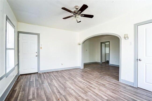 Building Photo - 415 W Polk St