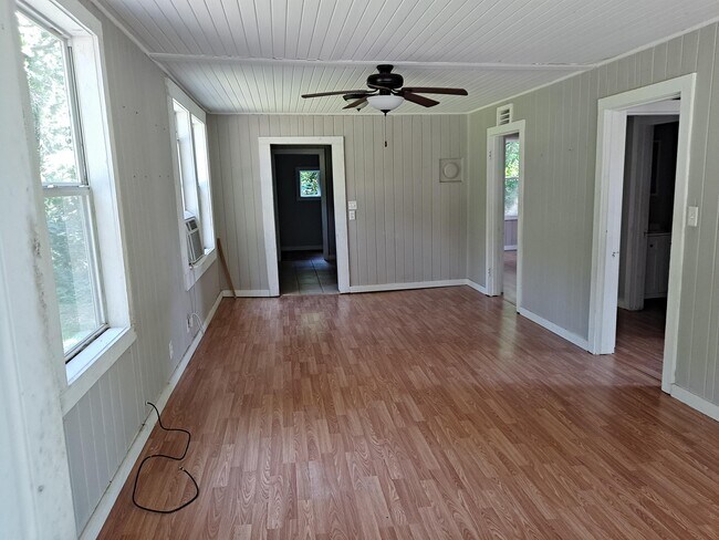 Building Photo - 111 E Country Club Rd
