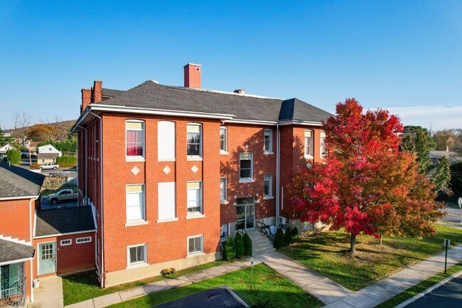 Building Photo - Luxury, Spacious 2-Bedroom Apartments W/ C...