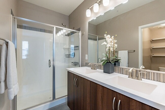 Foto del edificio - Great 3 Bedroom Townhome - NEW Carpet!