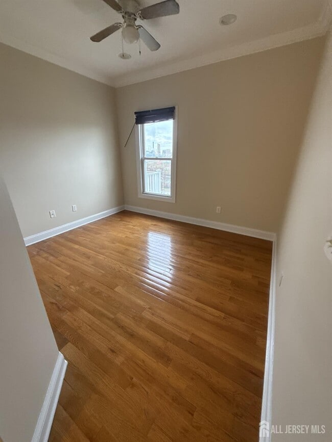 Building Photo - 472 Cliff Rd