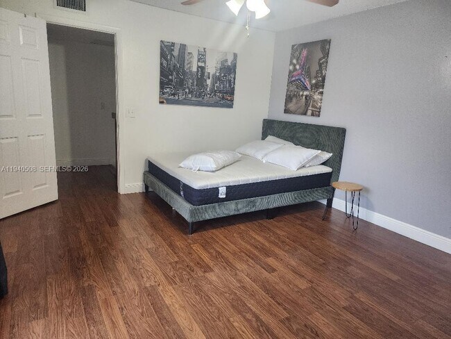 Foto del edificio - 2556 Lakeview Ct