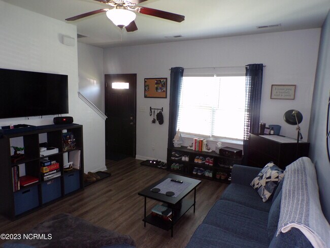 Foto del edificio - 513 Oyster Rock Ln