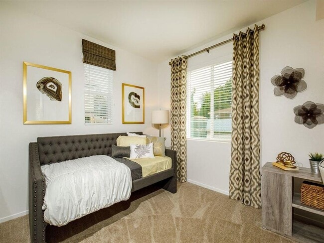 Segundo dormitorio con dos ventanas con persianas incluidas y mucho espacio para guardar camas gemelas - Stone Creek