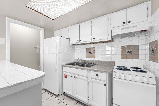 Foto del edificio - 5111 Curry Ford Rd