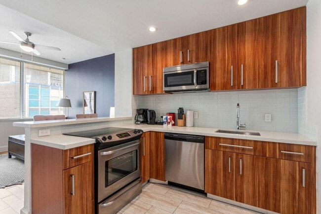 Building Photo - 925 Common St