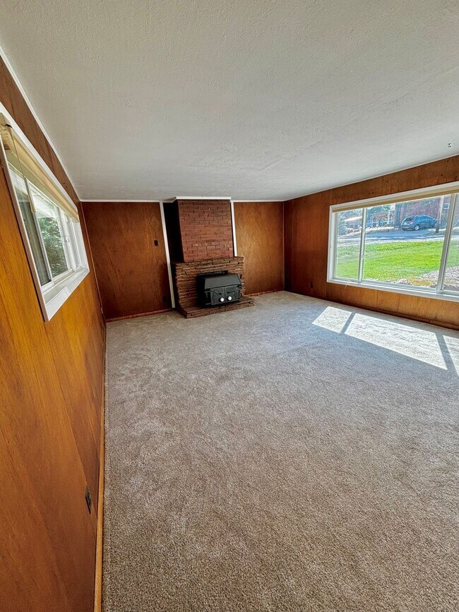 Building Photo - Spacious 2 Bedroom one bath duplex!!