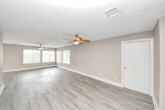 Building Photo - 18178 Woodsdale Ct