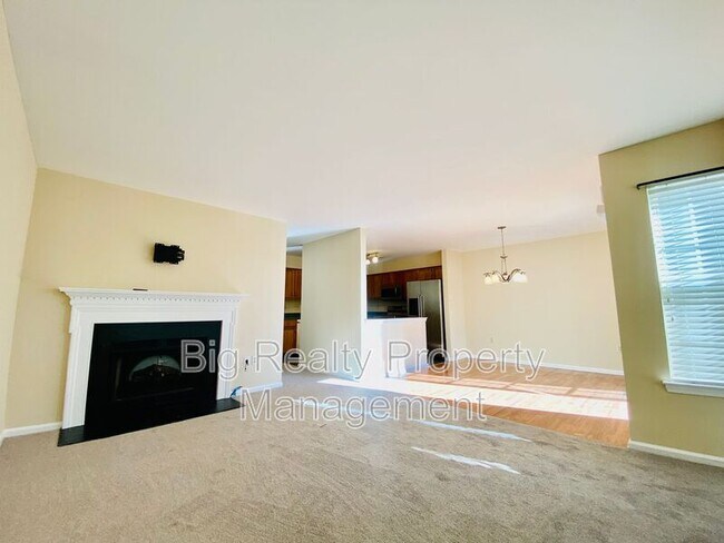 Foto del edificio - 819 Dewees Pl