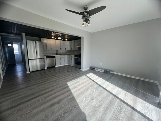 Building Photo - Newly Renovated 3 BR/1.5 BA Townhome in Gl...