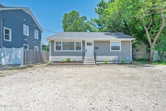 Building Photo - 472 Pinecroft Dr