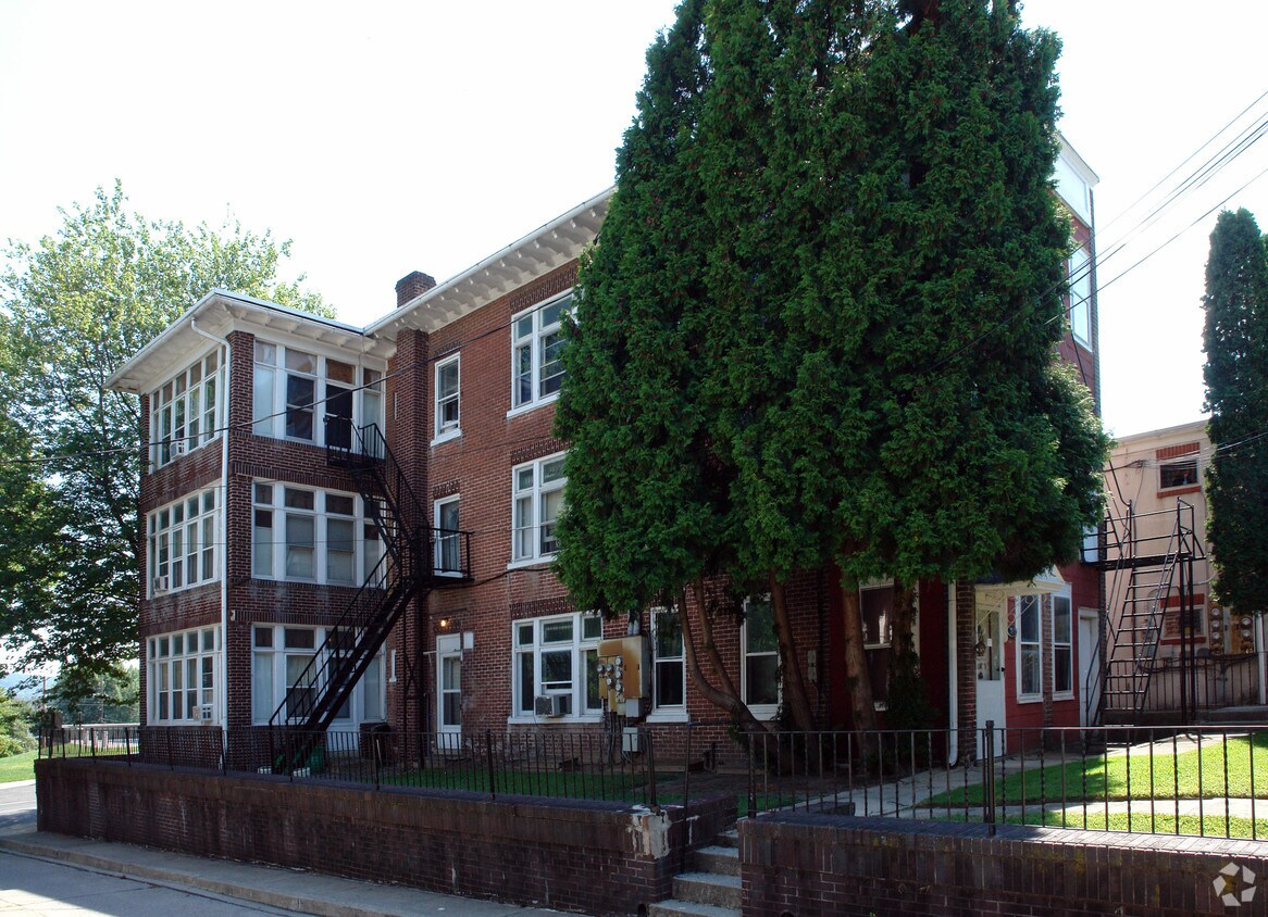 Building Photo - 417-421 W Walnut St