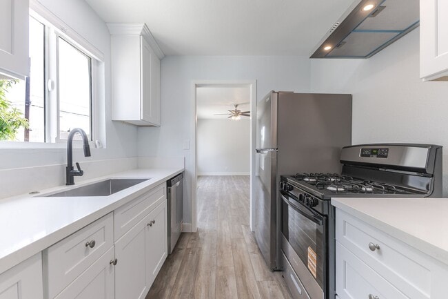 Foto del edificio - Fully Renovated 2BR/1BA Unit in Altadena –...