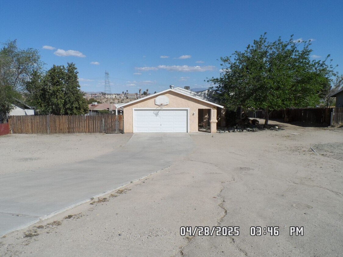 Foto principal - 3 Bedrooms, 2 Bathroom, Large Fully Fenced...